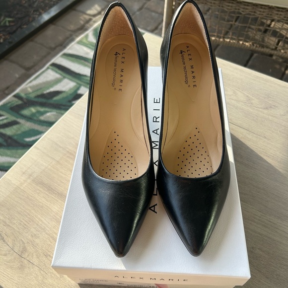 Alex Marie Cowen — Classic Black Pumps - Picture 4 of 6